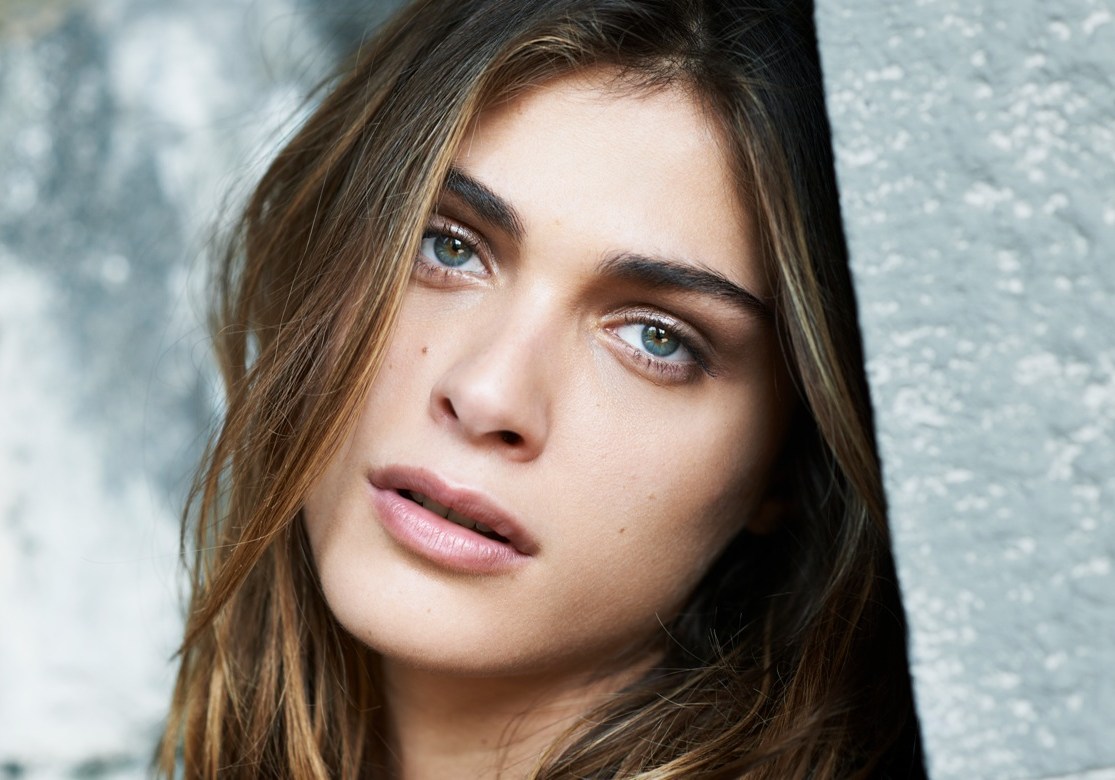 Full Elisa Sednaoui filmography who acted in the movie L'amour dure trois ans.