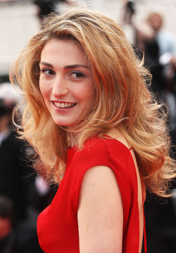 Full Julie Gayet filmography who acted in the movie Les gens qui s'aiment.
