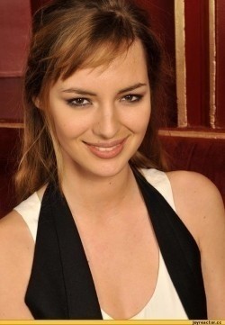 Full Louise Bourgoin filmography who acted in the movie Un beau dimanche.