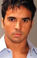 Full Luis Fonsi filmography who acted in the movie Ocho puertas.
